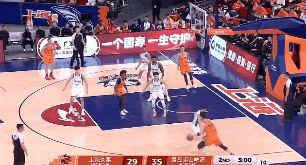 永利APP-怀特塞德接球双手拉框暴扣，张镇麟对抗后撤步跳投命中